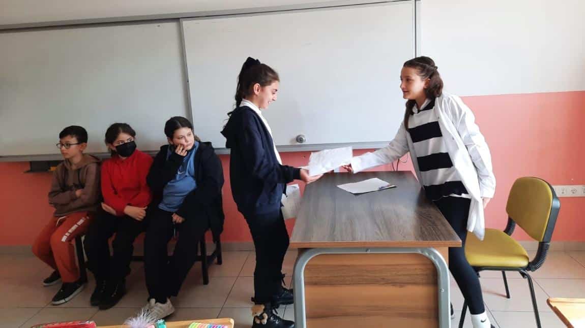 İngilizce dersinde öğrencilerimizle, Ilnesses (Hastalıklar) ünitesinde  drama etkinliği yapıldı.